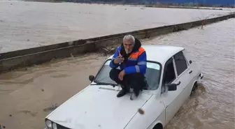 Otomobilinin Üzerine Çıkıp Kurtarılmayı Bekledi