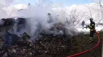 Safranbolu'da Çıkan Yangında 2 Katlı Ev Alevlere Teslim Oldu