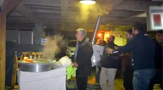 Soğuk Havada, Sırtındaki Odun Sobasıyla Dolaşıyor