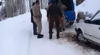 Yolda Kalan Sürücünün Yardımına Jandarma Ekipleri Yetişti