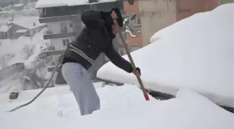 Bellerine Halat Bağlayıp, Çatıları Kardan Temizliyorlar