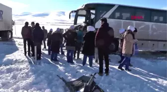 Konya İşçi Servisi,tır'a Çarptı 5 Yaralı