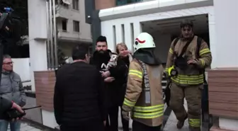 Ünlü Şarkıcı ve Köpeği Yangın Çıkan Binada Mahsur Kaldı