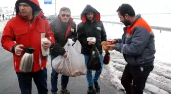 Yolda Kalan Sürücülere Çay ve Poğaça İkramı