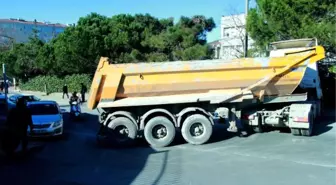 Arıza Yapan Hafriyat Kamyonu Yolu Trafiğe Kapadı