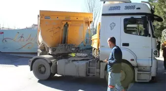 Bebek'te Arızalanan Tır Yolun Ortasında Kaldı