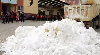 Çocuklara Kamyonlarla Kar Getirip Karne Verdiler