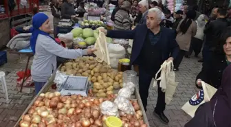 Demre'de Vatandaşlara Bez Çanta Dağıtımı Yapıldı