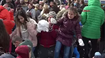 İzmir Okul Bahçesinde Kar Getirildi