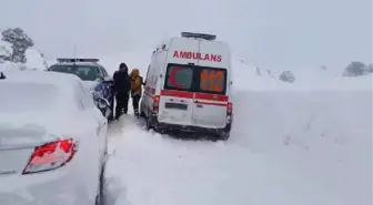 Kara Saplanan Ambulansta Mahsur Kalan 3 Sağlık Çalışanı 19 Saat Sonra Kurtarıldı