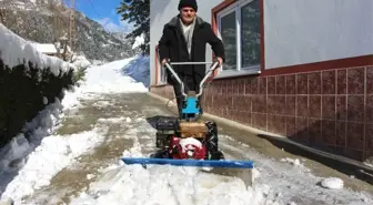 Yazın Ot Biçtikleri Makine ile Kışın Kar Temizliyorlar