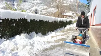 Yazın Ot Biçtikleri Makine ile Kışın Kar Temizliyorlar