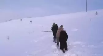 Yolu Kardan Kapalı Köyde Rahatsızlanan Kadını Jandarma Kurtardı