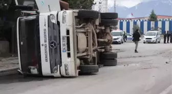 Çöp Kamyonuyla Polis Aracı Çarpıştı: 2 Yaralı