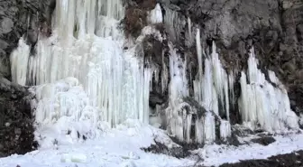 Ardahan'da Donan Şelale Pamukkale'yi Andırdı