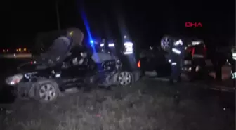 Kavşakta İki Otomobil Çarpıştı 1 Ölü, 3 Yaralı