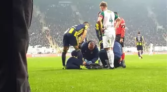 Fenerbahçe'nin Gol Sevinci Sırasında Martin Skrtel'in Kafasına Yabancı Madde İsabet Etti