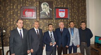Ayın Şoförüne Ödülünü, İl Milli Eğitim Müdürü Okumuş Verdi