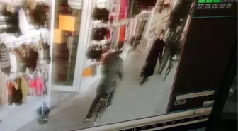 İş Yeri Önündeki Kilitli Bisikletin Çalınması Kameraya Yansıdı
