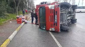 Avcılar'da Meşrubat Yüklü Kamyon Devrildi