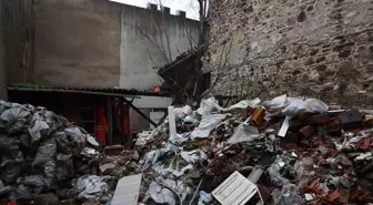 Güncelleme - İzmir'de 3 Katlı Metruk Bina Çöktü