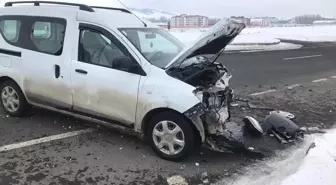 Kars'ta İki Otomobil Çarpıştı: 2 Yaralı