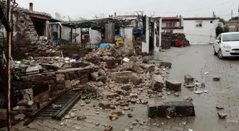 Çeşme'de Sel Suları Yolu Yardı