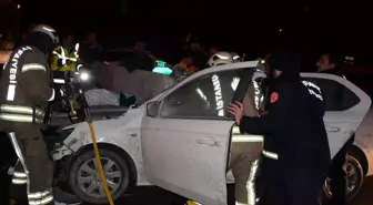 Kocaeli'de Otomobil Bariyerlere Çarptı: 2 Yaralı