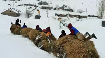 Zorlu Yolculuğu Eğlenceye Dönüştürüyorlar