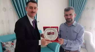 Afgan Aileyi Yangından Kurtaran Gazete Dağıtıcısına Plaket