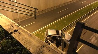 Kontrolden Çıkan Cip Üst Geçitten Uçtu: 2 Yaralı