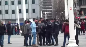 Taksim Meydan'ında Hanutçuların Tekme Tokat Kavgası Kamerada