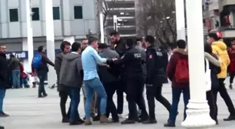 Taksim'de, Müşteri Kapmak İsteyen Hanutçular Tekme Tokat Kavga Etti! Kamera Kayıttaydı