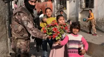 Adana'da Narkotik Uygulamasında Polise Çiçek