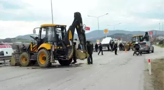 Freni Boşalan İş Makinesi Minibüse Çarptı: 6 Yaralı