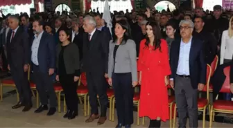 HDP'nin Aday Tanıtım Toplantısında Skandal! Terör Örgütünü Öven Marş Okundu, Ölen Teröristler İçin Saygı Duruşunda Bulunuldu