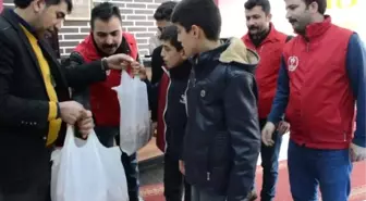 Öğrenciler Kuşlara Yem, Köpeklere Yiyecek Bıraktı