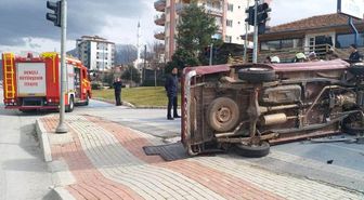 Takla Atan Kamyonette Sıkışan 79 Yaşındaki Sürücüyü İtfaiye Kurtardı