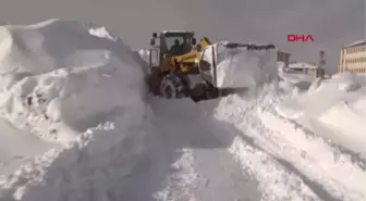 Bitlis'te Kar Yığınları Kamyonlarla Kent Dışına Taşınıyor