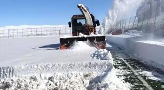 Sentetik Saha Kar Küreme Aracıyla Temizlendi