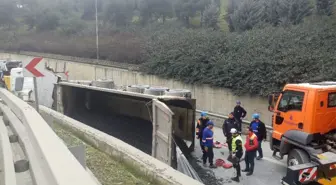 Tem Otoyolunda Tır Devrildi, Trafik Felç Oldu