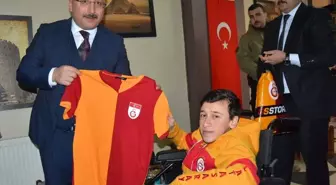 Vali Atik'ten Engelliye Metin Oktay Forması