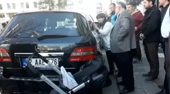 Dalgın Annenin Otomobilde Unuttuğu Bebek Yarım Saat Sonra Kurtarıldı