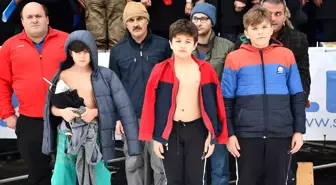 Açık Havada Kar Yağışı Altındaki Güreşler Büyük İlgi Çekti