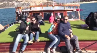 Antalya Demre'de Yat Turuna Çıkan Turistler Denize Girdi
