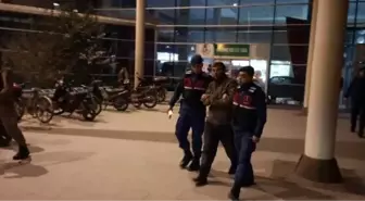 Alkol Alırken Tartıştığı 2 Kişiyi Bıçakla Yaraladı