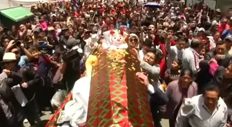 Bolivya'nın Geleneksel Paceno Festivali'nde 'Hıyar' Pepino Ritüeli