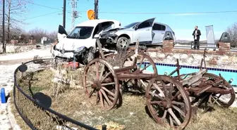 Elazığ'da Çarpışan İki Otomobil Bahçe Duvarına Çıktı