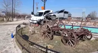 Elazığ'da Çarpışan İki Otomobil Bahçe Duvarına Çıktı