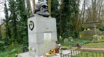 Karl Marx'ın Mezarına Çekiçli Saldırı